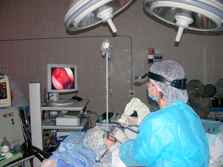 Врач ЛОР Марных С.А. за работой